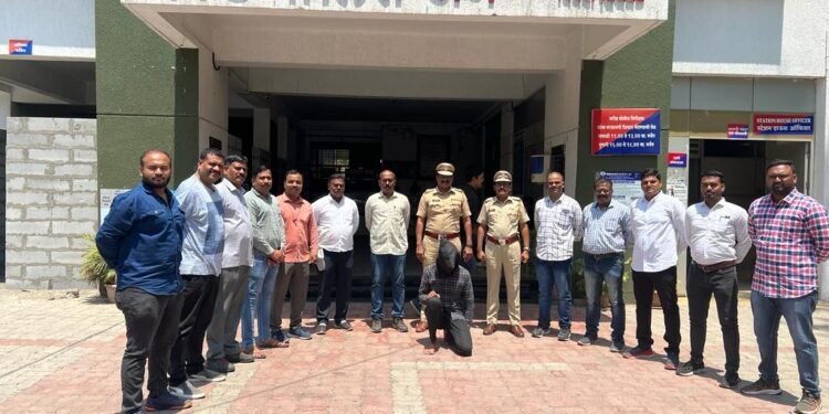 दिवसा घरफोडी करणा-या सराईत गुन्हेगारास अटक घरफोडीचे ०३ गुन्हे उघड करत किं.रु.१२,२०,०००/- चे २०० ग्रॅम वजनाचे सोन्याचे दागीने जप्त वाकड पोलिस स्टेशन तपास पथकाची कामगिरी.