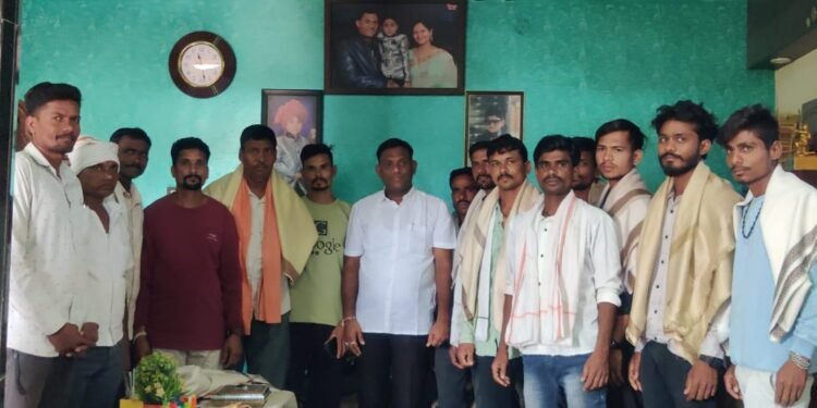 अहेरी येथील राष्ट्रवादी काँग्रेसचे युवा कार्यकर्ते आविसं व अजयभाऊ मित्र परिवार मध्ये जाहीर प्रवेश.