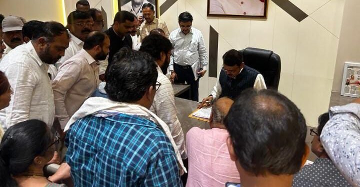 हिंगणघाट शहरात शासकीय वैद्यकीय महाविद्यालयाकरिता हिंगणघाटच्या शिष्टमंडळाने घेतली उपमुख्यमंत्री फडणवीस यांची भेट.