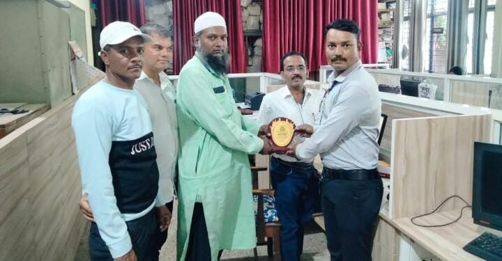 कर्तव्य दक्ष निरीक्षक सिनिअर अधिकारी चंद्रकांत साळुंखे यांचा सेवक कामगार संघटने कडून सन्मान चिन्ह देऊन गौरव…