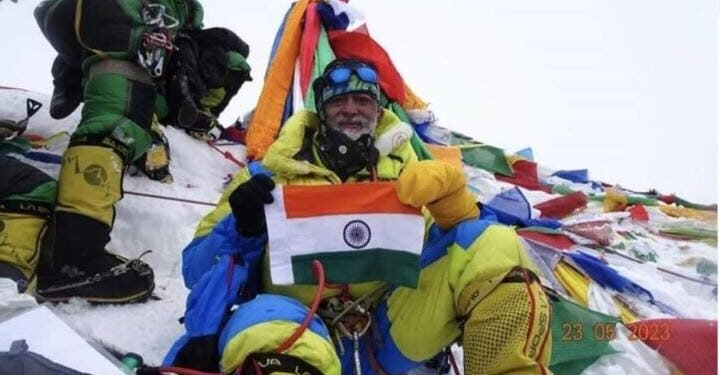 बीड: चार वर्षांपूर्वी ज्या दिवशी पत्नीचा एव्हरेस्ट वर मृत्यू झाला त्याच दिवशी पतीने दुसऱ्यांदा एव्हरेस्ट ला गवसणी घातली..