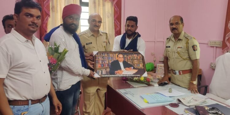 भीम आर्मी भारत एकता मिशन तर्फे पुलगाव येथील उपविभागीय पोलीस अधिकारी गोकुळसिंग पाटील यांच्या सत्कार