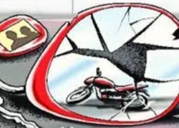 भीषण दुचाकीच्या अपघातात बाप लेकाचा दुर्दैवी मृत्यु, दोघं गंभीर जखमी.