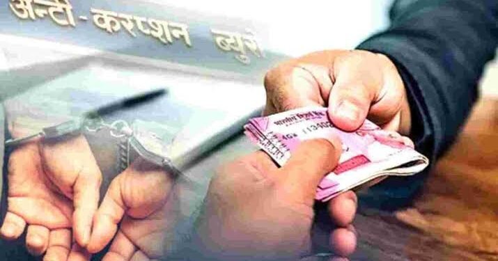 अकोला जिल्हात मोठा अधिकारी लाच घेताना रंगेहाथ सापडला, लाच लुचपत प्रतिबंधक विभागाने ठोकल्या बेड्या.