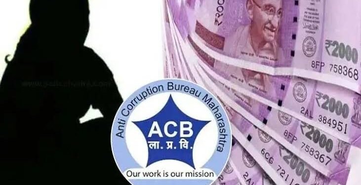 नाशिक: लाच स्वीकारताना महिला आरोग्य अधिकाऱ्यासह तिघाना लाच लुचपत प्रतिबंधक विभागाने ठोकल्या बेड्या.