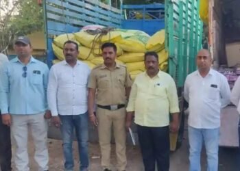 जळगाव: शेतकऱ्यांनो सावधान बोगस बियाणांच्या माध्यमातून शेतकऱ्यांच्या फसवणुक, 6.78 मेट्रिक टन खत साठा पोचोऱ्यातून जप्त.