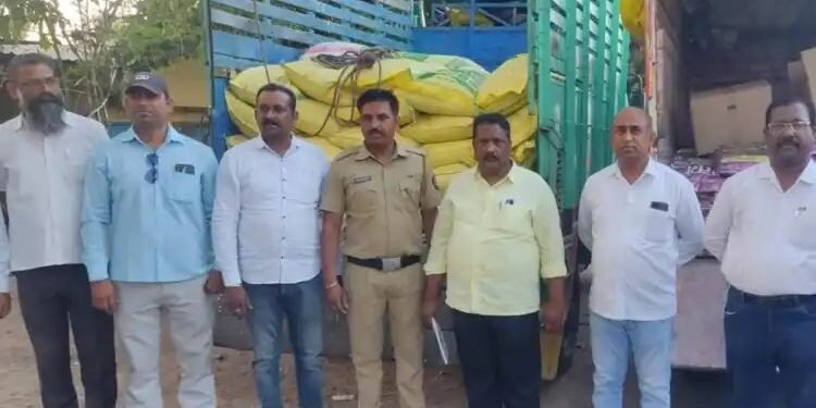 जळगाव: शेतकऱ्यांनो सावधान बोगस बियाणांच्या माध्यमातून शेतकऱ्यांच्या फसवणुक, 6.78 मेट्रिक टन खत साठा पोचोऱ्यातून जप्त.