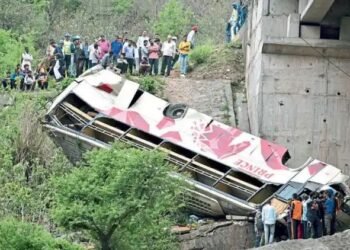 वैष्णोदेवीला जाताना भक्ताच्या बसचा भीषण अपघात, 50 फूट दरीत कोसळली बस, 10 मृत्युमुखी, 57 जखमी.