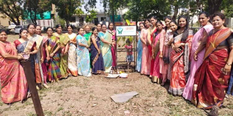 हिंगणघाट येथे आधार फाउंडेशनच्या महिलांनी वटवृक्षाचे रोपण करून साजरी केली वटसावित्री.