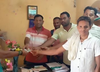 नागेपली येतील गुळदे परिवाराला उपचारासाठी अहेरी कृषि उत्पन्न बाजार समिती सभापती अजय कंकडालवार यांच्या कडून आर्थिक मदत.