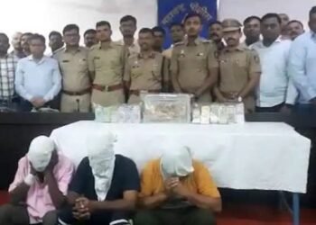 जळगाव येथे स्टेट बँक मध्ये पोलीस उपनिरीक्षकसह तिघांनी मिळून घातला दरोडा, तीन कोटी पेक्षा जास्त माल लपास.