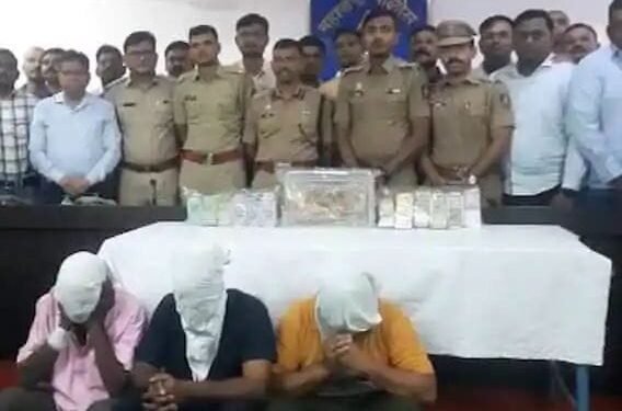 जळगाव येथे स्टेट बँक मध्ये पोलीस उपनिरीक्षकसह तिघांनी मिळून घातला दरोडा, तीन कोटी पेक्षा जास्त माल लपास.