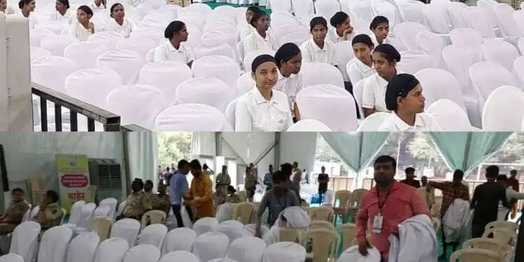 पुण्यात मुख्यमंत्री एकनाथ शिंदे यांच्या कार्यक्रमामध्ये नागरिकच दिशेना, अखेर प्रशिक्षणार्थी महिला पोलीसाना बोलावण्यात आले.