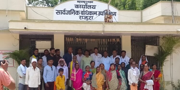 जी.प चे माजी सभापती सुनील उरकुडे यांच्या नेतृत्वात सार्वजनिक बांधकाम कार्यालयाला तालाठोको आंदोलन.