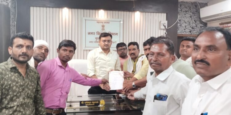 अग्निशमन दलाचे अधिकारी त्वरित निलंबित करा, शेतकरी संघटनेची मागणी मुख्याधिकारी व तहीलदार कळमेश्वर यांना निवेदन.