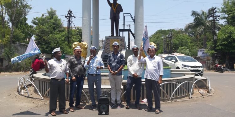 अध्यादेशा निषेधार्थ “आप” चे निषेध आंदोलन: नरेंद्र मोदीच्या विरोधात घोषणाबाजी.