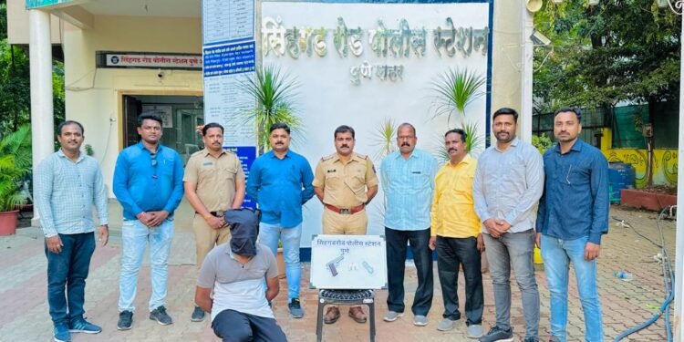 सिंहगड रोड पोलीसांनी एक पिस्टल व दोन जिवंत काडतुस विनापरवाना जवळ बाळगणा-याला केली अटक.