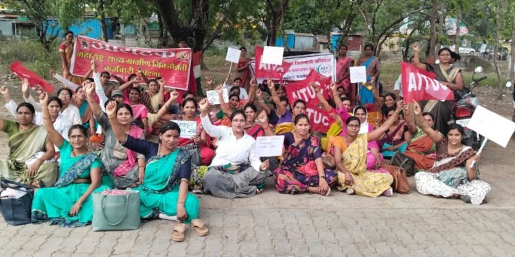 जीवन ज्योती अभियाना अंतर्गत काम करणाऱ्या महिला कॅडर कर्मचाऱ्यांचे कळमेश्वर पंचायत समिती समोर आंदोलन.