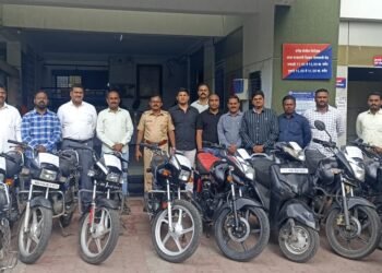 मोटार सायकल चोरी करणारे ०२ चोरटयांना अटक आरोपींकडुन चोरीचे एकुण २२ गुन्हे उघड करुन किं. रु. १५,४०,०००/- च्या २२ मोटार सायकली जप्त.