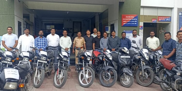 मोटार सायकल चोरी करणारे ०२ चोरटयांना अटक आरोपींकडुन चोरीचे एकुण २२ गुन्हे उघड करुन किं. रु. १५,४०,०००/- च्या २२ मोटार सायकली जप्त.
