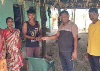 माजी जिल्हा परिषद अध्यक्ष व अहेरी कृषी उत्पन्न बाजार समितीचे सभापती अजयभाऊ कंकडालवार यांनी कॅन्सर ग्रस्ताला आर्थिक मदत.