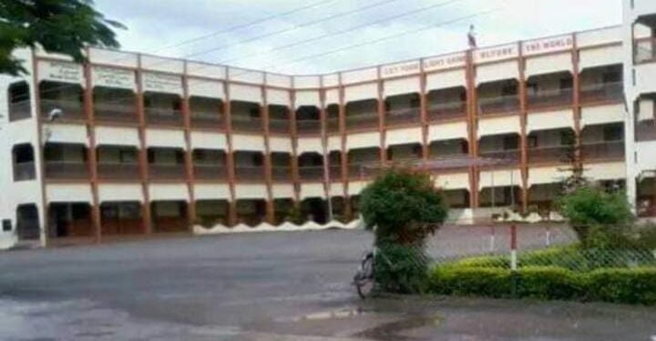 बीड मध्ये सेंट अँस शाळेची मुजोरी ! शाळेने चार वर्षाच्या मुलाला प्रवेश परीक्षेत कमी गुण मिळाल्याने प्रवेश नाकारल्याचा.