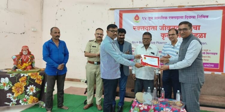 14 जून जागतिक रक्तदाता दिनानिमित्त जीवनदात्यांचा कृतज्ञता सोहळा संपन्न, रुग्णसेवक उमेश इंगळे सन्मानित.