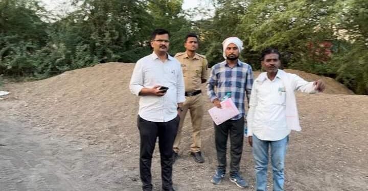 हिंगणघाट येथे पुन्हा वाळू माफियांवर अनेक स्थिकानी धाडी, 684 ब्रास अवैध रेतीसाठा प्रशासनाने केला जप्त.