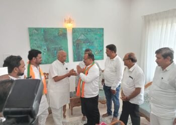 बीड येथील व्यापारी महासंघाच्या पदाधिकार्‍यांनी घेतली पालकमंत्री अतुल सावे यांची भेट, विविध विषयावर चर्चा.