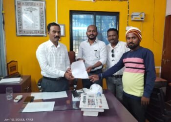 राजवाडा मार्गावर सार्वजनिक शौचालय निर्माण करा, मनसे कार्यकर्त्यांनी मुख्याधिकारीकडे निवेदनाद्वारे केली मागणी.