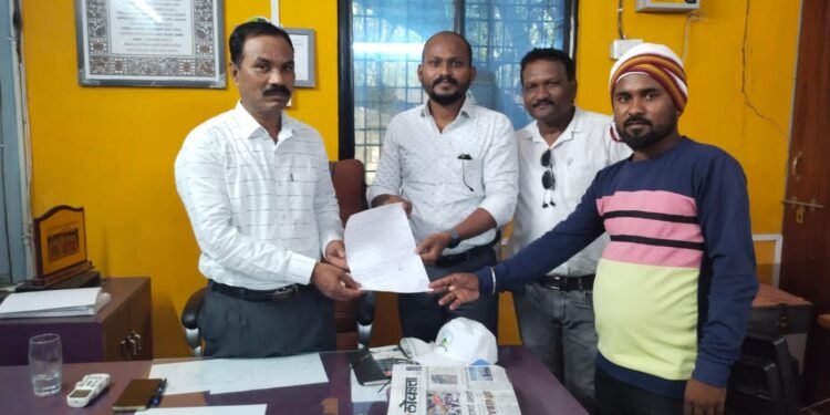 राजवाडा मार्गावर सार्वजनिक शौचालय निर्माण करा, मनसे कार्यकर्त्यांनी मुख्याधिकारीकडे निवेदनाद्वारे केली मागणी.