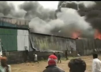 पुण्यात भीषण अग्नितांडव, अग्निशमन दलाच्या 22 गाड्या घटनास्थळी दाखल. 3 एकर परिसरात आगीची भीषणता.