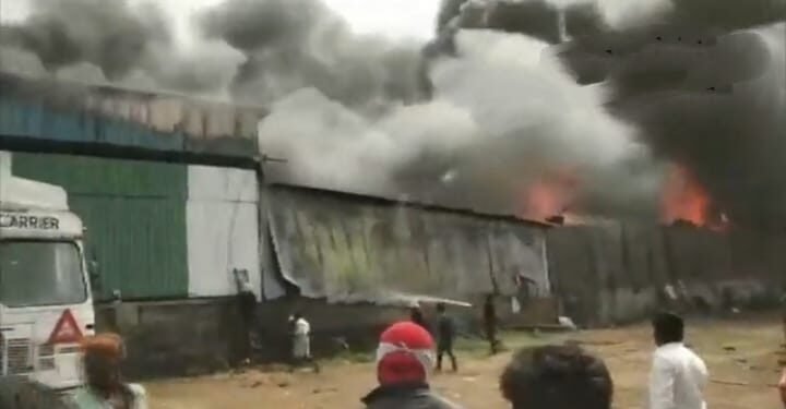 पुण्यात भीषण अग्नितांडव, अग्निशमन दलाच्या 22 गाड्या घटनास्थळी दाखल. 3 एकर परिसरात आगीची भीषणता.