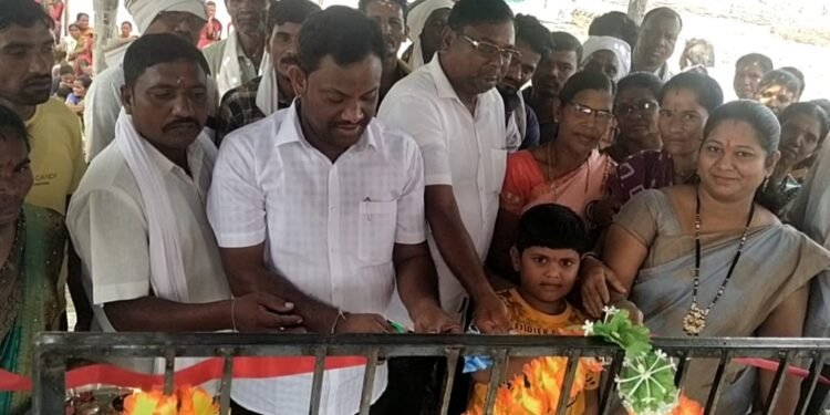 आविसं व अजयभाऊ मित्र परिवारचे युवा नेते, अहेरी बाजार समिती सभापती अजय कंकडालवार यांच्या हस्ते माता मंदिर मंदिरचे उदघाटन