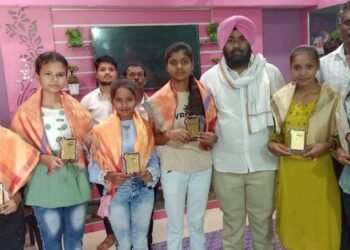 गुरुदयालय सिह जुनी मित्र परिवार वडनेर च्या वतीने 10 वी 12 वीच्या परीक्षेतील गुणवंत विद्यार्थ्यांचा सत्कार.