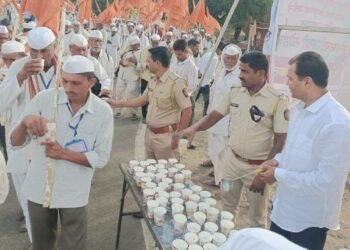 नेकनूर पोलीस स्टेशनच्या वतीने पंढरपूर कड़े निघालेल्या वारकऱ्यांना दूध वाटप.