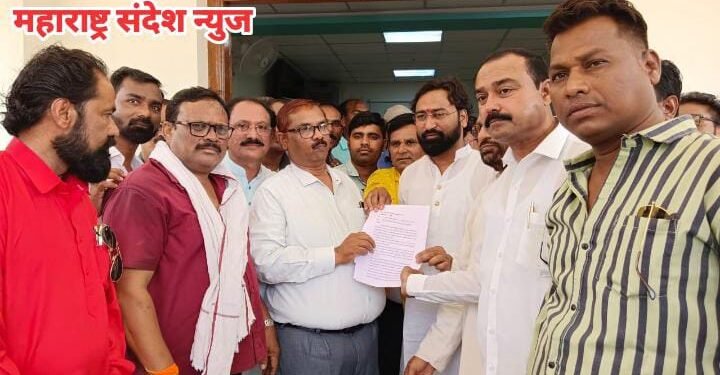 विविध मागण्यासाठी सर्व हिंगणघाट शहरातील सर्व पक्षाच्या वतीने  उपजिल्हा रुग्णालयाचे वैद्यकीय अधीक्षक डॉ. चाचरकर निवेदन.