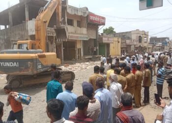 परतुर तालुक्यातील रेल्वे गेट च्या परिसरातील अतिक्रमण हटवण्याच्या कारवाईला सुरुवात.