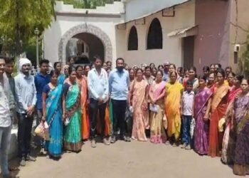 आमच्या गावाला वाचवा हो, अशी पुकार घेऊन चंद्रपूर जिल्हाधिकारी कार्यालयावर धडकल्या शेकडो महिला.