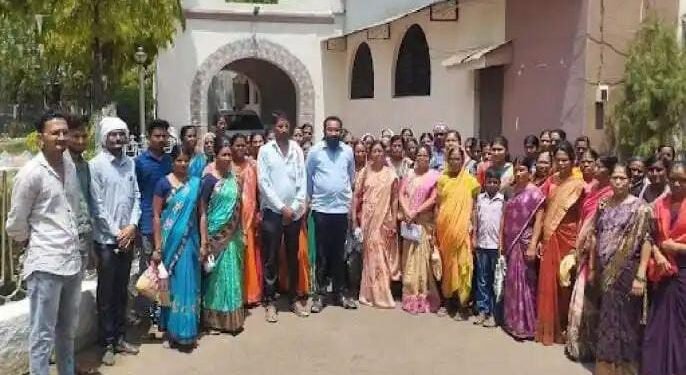 आमच्या गावाला वाचवा हो, अशी पुकार घेऊन चंद्रपूर जिल्हाधिकारी कार्यालयावर धडकल्या शेकडो महिला.