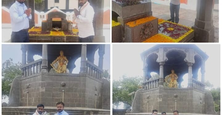 तथागत ग्रुप महाराष्ट्र राज्य संघटनेच्या. संस्थापक अध्यक्ष संदिप गवईच्या वतीने वडु येथे छत्रपती संभाजी महाराज यांना अभिवादन.