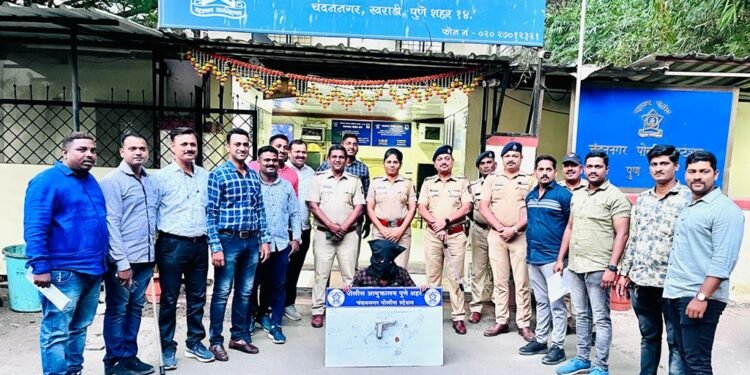 बेकायदेशीर गावठी पिस्टल जवळ बाळगणाऱ्या गुन्हेगारास चंदननगर पोलीसांनी ठोकल्या बेडया