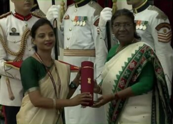 आरोग्य सेवेतील लक्षणीय योगदानाबद्दल चंद्रपूरच्या पुष्पा पोडे यांना राष्ट्रपतींच्या हस्ते फ्लोरेन्स नाइटिंगेल पुरस्कार प्रदान.