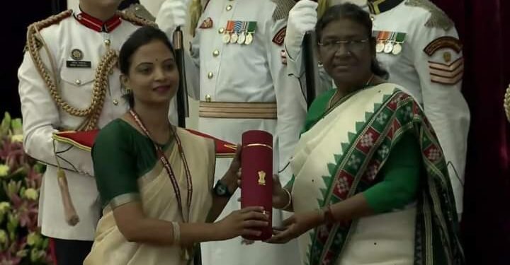 आरोग्य सेवेतील लक्षणीय योगदानाबद्दल चंद्रपूरच्या पुष्पा पोडे यांना राष्ट्रपतींच्या हस्ते फ्लोरेन्स नाइटिंगेल पुरस्कार प्रदान.