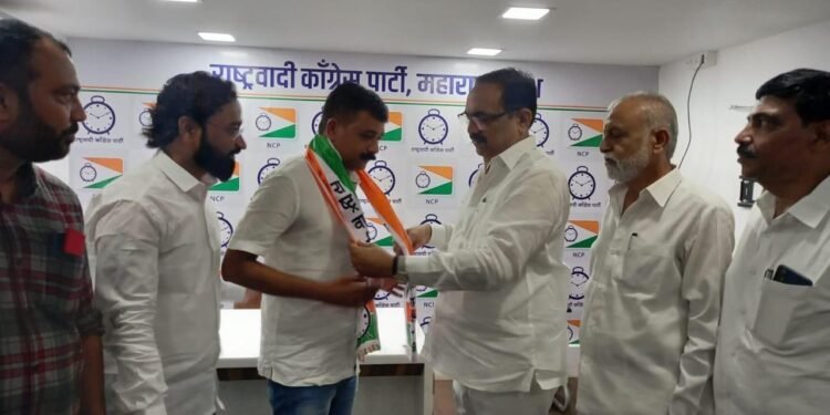 समुद्रपूर येथील अशोक डगवार यांच्या राष्ट्रवादी काँग्रेस पक्षात पक्ष प्रवेश, प्रदेशाध्यक्ष जयंत पाटील यांच्या हस्ते व प्रदेश सरचिटणीस अतुल वांदिले यांच्या नेतृत्वात केला प्रवेश.