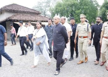 राज्यपाल रमेश बैस यांची सेवाग्राम आश्रमास भेट, राष्ट्रपिता महात्मा गांधी यांना केलं नमन.