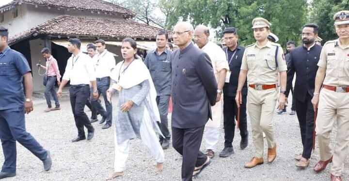 राज्यपाल रमेश बैस यांची सेवाग्राम आश्रमास भेट, राष्ट्रपिता महात्मा गांधी यांना केलं नमन.