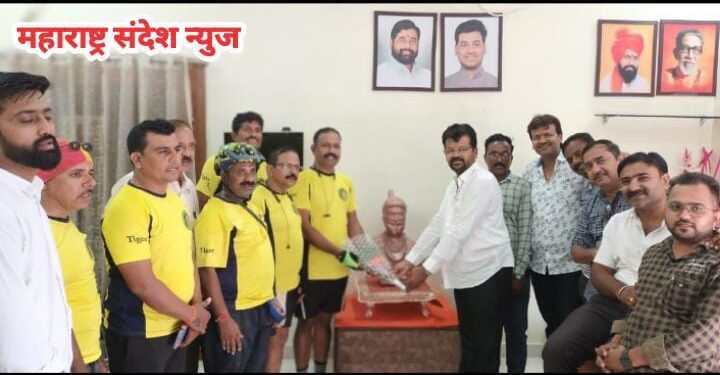 पंढरपूरला निघालेल्या सायकल वारकऱ्यांचे वर्धा शिवसेनेकडून स्वागत.
