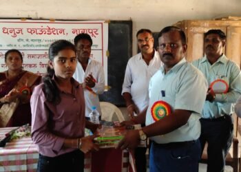 सावनेर येथे आर्थिकदृष्ट्या दुर्बल, गरजू व होतकरू विद्यार्थ्यांना शालेय उपयोगी साहित्य वाटप.