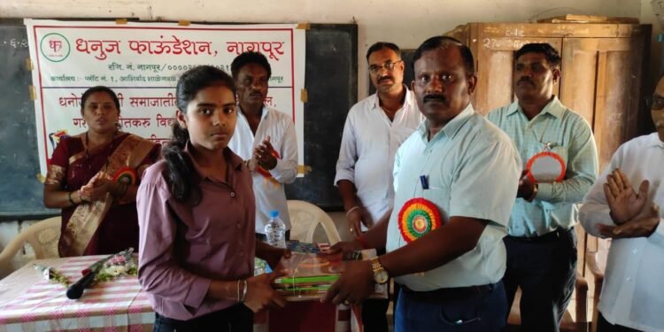 सावनेर येथे आर्थिकदृष्ट्या दुर्बल, गरजू व होतकरू विद्यार्थ्यांना शालेय उपयोगी साहित्य वाटप.